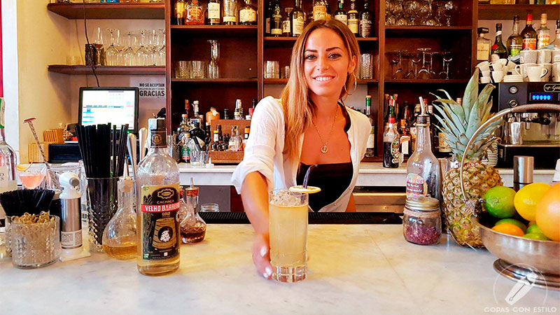 La barmaid de coctelería Cristina Gil presentando su cóctel con cachaça