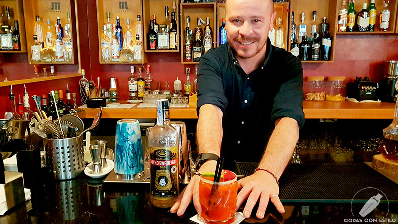 El bartender de coctelería Federico Neri presentando su cóctel Caipi a mi modo