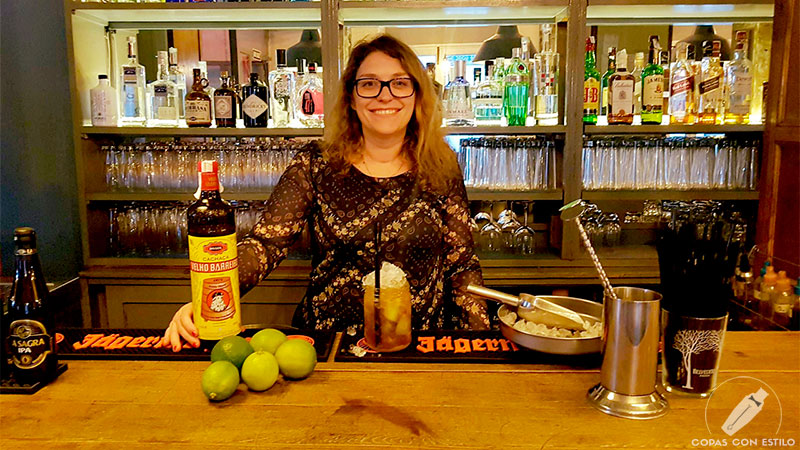 La barmaid de coctelería Susanna Cozzi presentando su cóctel Caipirinha