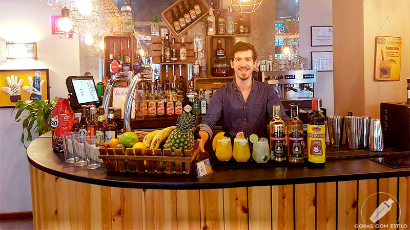 El bartender de coctelería Joao Silva presentando su cóctel Caipirinha
