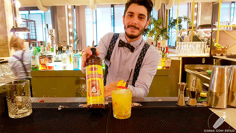 El bartender de coctelería Daniel Tovar presentando su cóctel Caipirinha