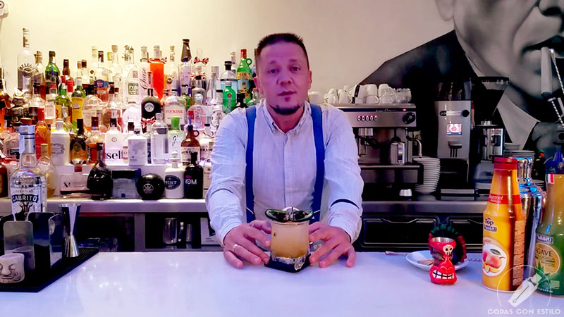 El bartender de coctelería Sergio Freile presentando su cóctel con tequila