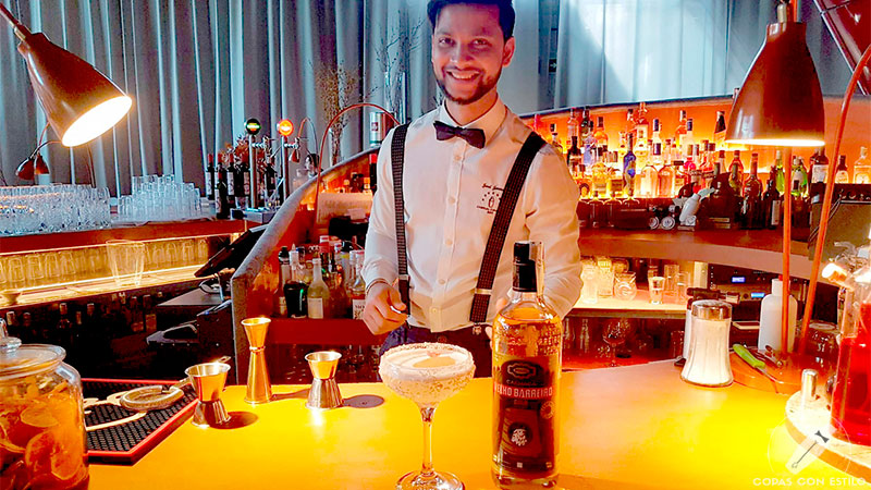 El bartender de coctelería Joel Khan presentando su cóctel con cachaça