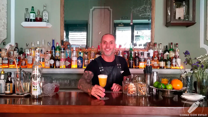 El bartender de coctelería Alberto Villarroel presentando su cóctel con tequila