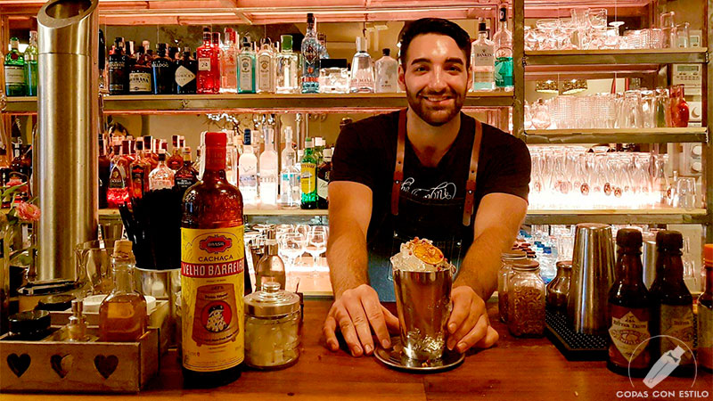 El bartender de coctelería Giuseppe Cardenia presentando su cóctel con cachaça