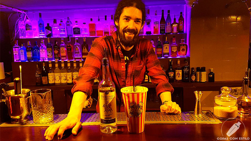 El bartender de coctelería Fernando Gómez presentando su cóctel con pisco