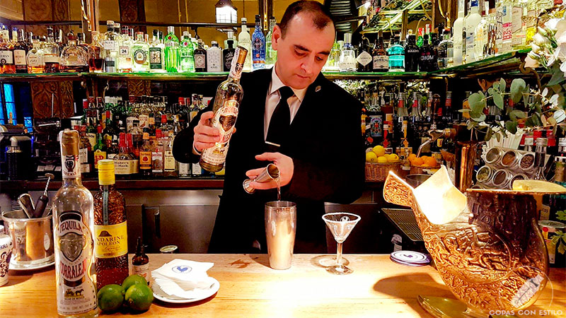 El bartender de coctelería Javier Rufo preparando su cóctel Margarita