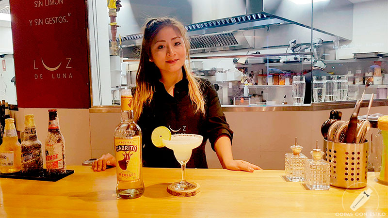 La barmaid de coctelería Elizabeth Miñano presentando su cóctel Margarita