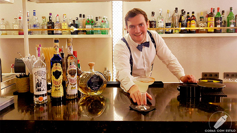 El bartender de coctelería Arturo Martín presentando su cóctel Margarita