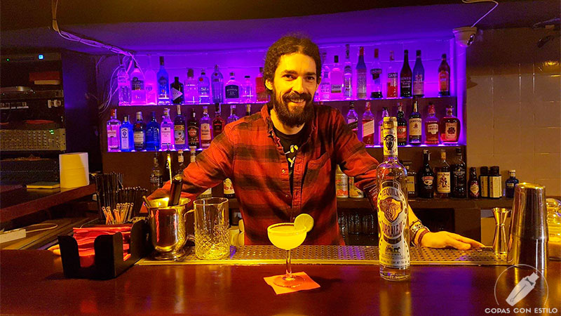 El bartender de coctelería Fernando Gómez presentando su cóctel Margarita