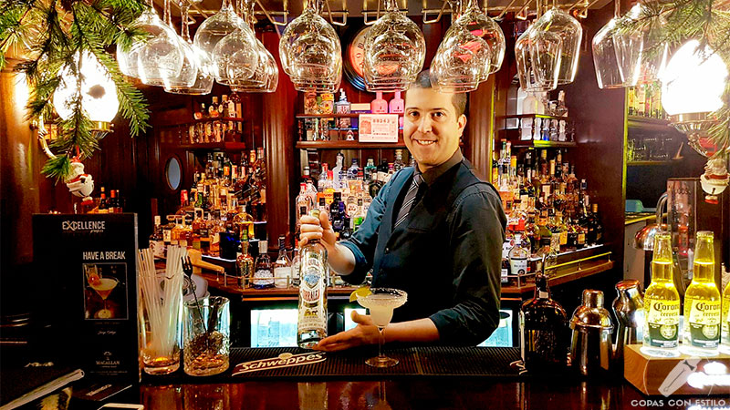 El bartender de coctelería Jorge Ortego presentando su cóctel Margarita