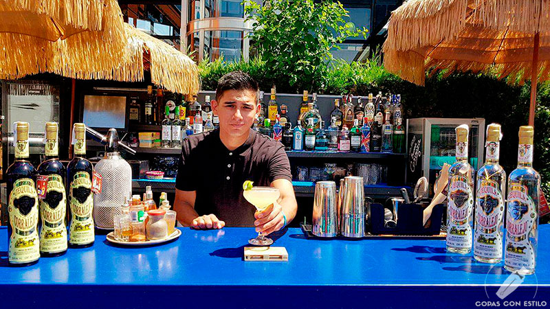 El bartender de coctelería Luis Alberto Rodríguez presentando su cóctel Margarita Rose