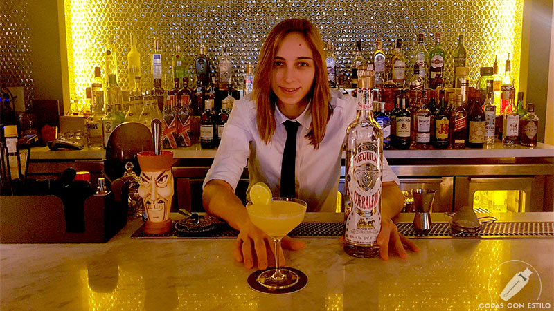 La barmaid de coctelería Yurema Rebollo presentando su cóctel Margarita