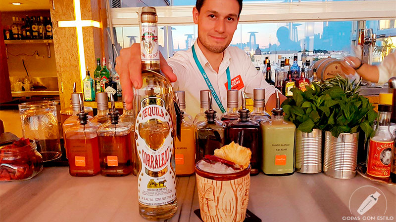 El bartender de coctelería Max Vázquez presentando su cóctel Mayan Saká