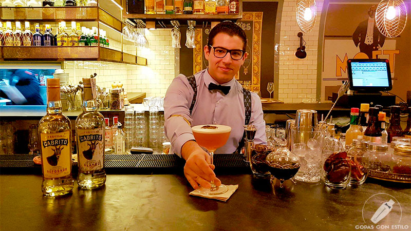 El bartender de coctelería Renato Medina presentando su cóctel con tequila