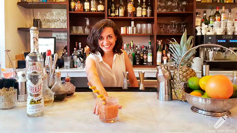 La barmaid de coctelería Sara García presentando su cóctel con tequila