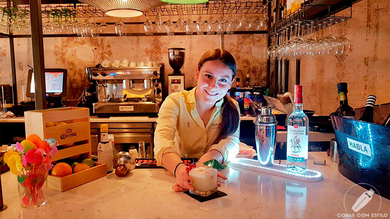 La barmaid de coctelería Laura Rivas presentando su cóctel Pisco Sour