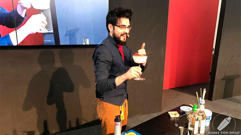 El bartender Alberto Aceña presentando su cóctel con pisco