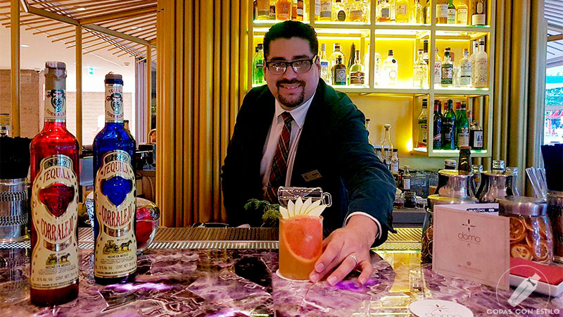El bartender de coctelería Ricardo Centenaro presentando su cóctel Sherbet con tequila