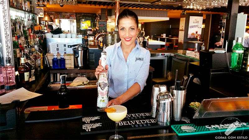 La barmaid de coctelería Luna Hernández presentando su cóctel con tequila