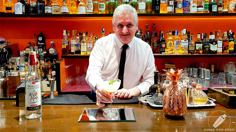 El bartender de coctelería Juan Carlos Manzano presentando su cóctel con pisco