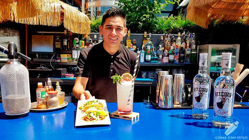 El bartender Luis Alberto Rodríguez presentando su cóctel con tequila en coctelería Chihuahua (Encinar de los Reyes, Madrid)