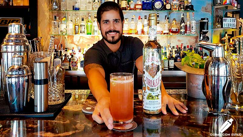 El bartender Francesco Bacilieri presentando su cóctel con tequila en coctelería La Villana