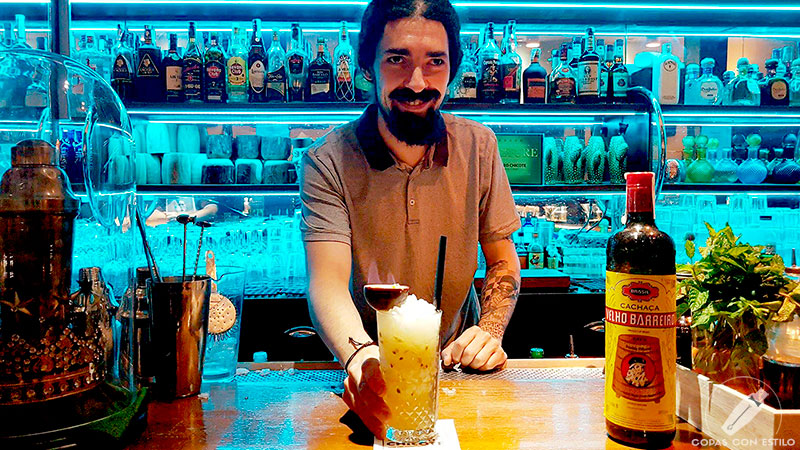 El bartender Fernando Gómez presentando su cóctel Elixir Bahía en coctelería Museo Chicote