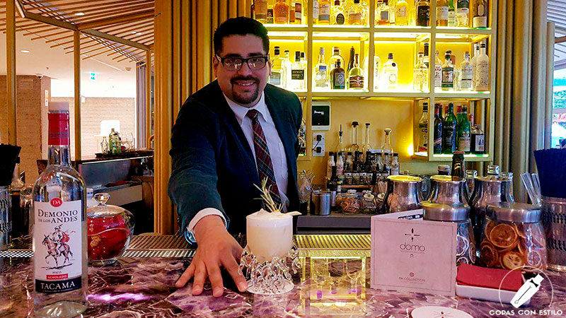 El bartender Ricardo Centenaro presentando su cóctel con pisco en coctelería Domo