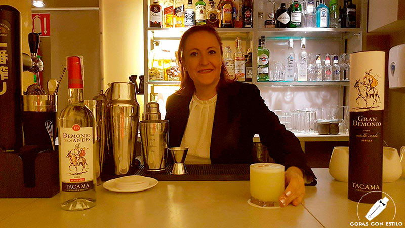 La barmaid Laura Reverte presentando su cóctel Pisco Sour en coctelería Kena