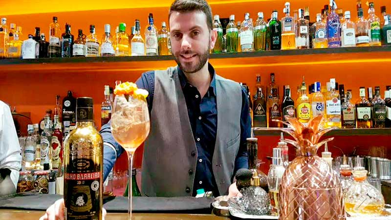 El bartender Alejandro Olmo presentando su cóctel con cachaça en coctelería Dreams