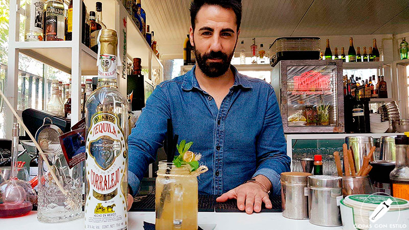 El bartender José Antonio Ibaso presentando su cóctel Tequila Tee en coctelería 90 Grados