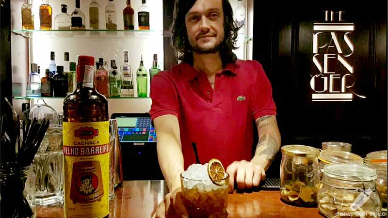 El bartender José Ramón Sandar presentando su cóctel Caipirinha Passenger en coctelería The Passenger