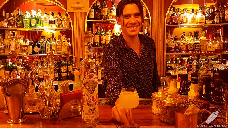 El bartender Eduardo Gutiérrez presentando su cóctel con tequila en coctelería Harvey's Cocktail Bar