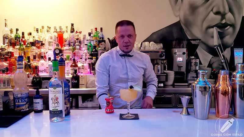 El bartender Sergio Freile presentando su cóctel con pisco en coctelería Dormirdcine