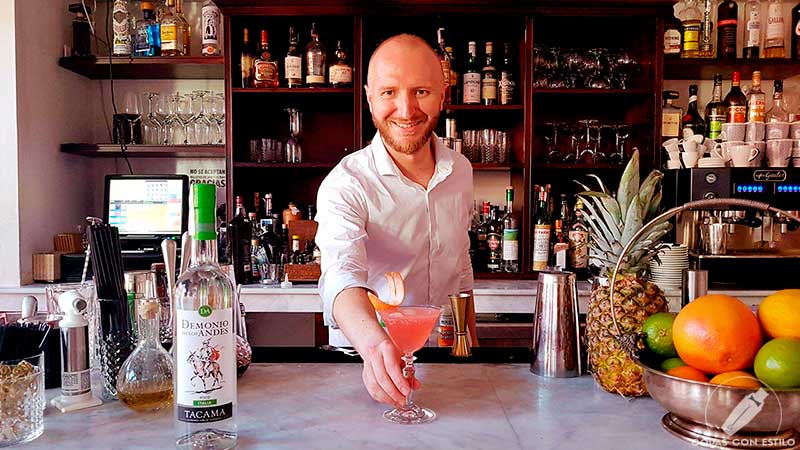 El bartender Joaquín Manrique presentando su cóctel con pisco en coctelería El Paracaidista