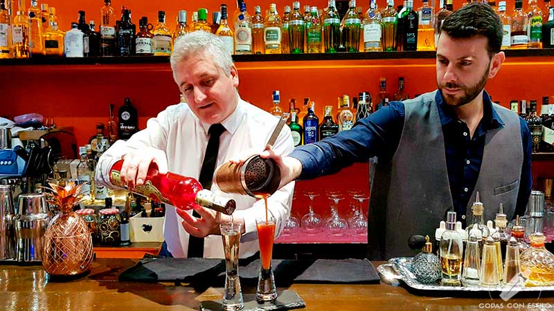 Los bartender Juan Carlos Manzano y Alejandro Olmo preparando su cóctel Sangrita en coctelería Dreams