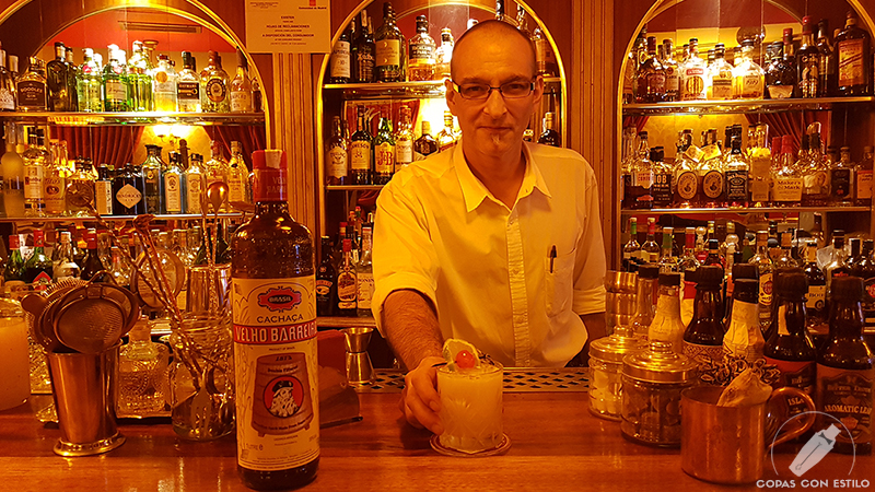 El bartender Txuso Pérez presentando su cóctel con cachaça en coctelería Harvey's Cocktail Bar (Madrid)