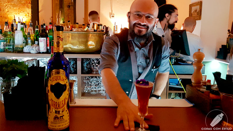 El bartender Gabriel Burneo presentando su cóctel con tequila en coctelería La Rebotica de Ponzano (Madrid)
