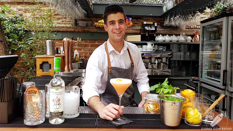 El bartender Raúl González presentando su cóctel con pisco en coctelería Numa (Madrid)