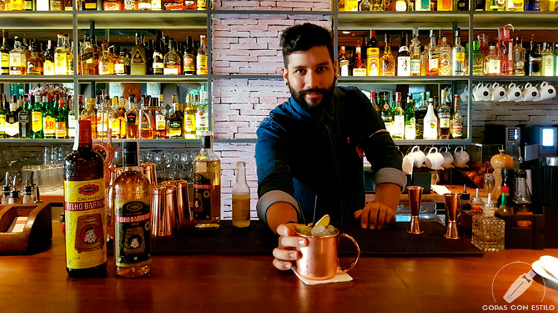 El bartender Fran Costa presentando su cóctel con cachaça en coctelería Rubaiyat (Madrid)