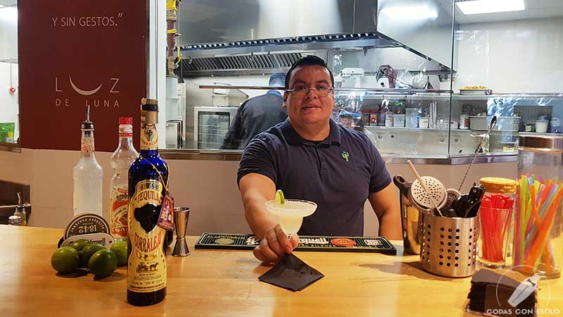 El bartender Eduardo Palacios presentando su cóctel Margarita Premium Luz de Luna en coctelería Luz de Luna (Madrid)