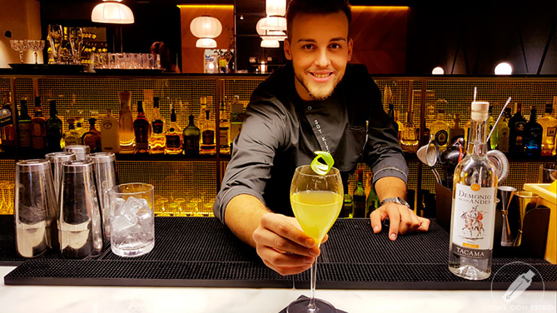 El bartender Santiago Dorado presentando su cóctel con pisco en coctelería Soy Kitchen (Madrid)