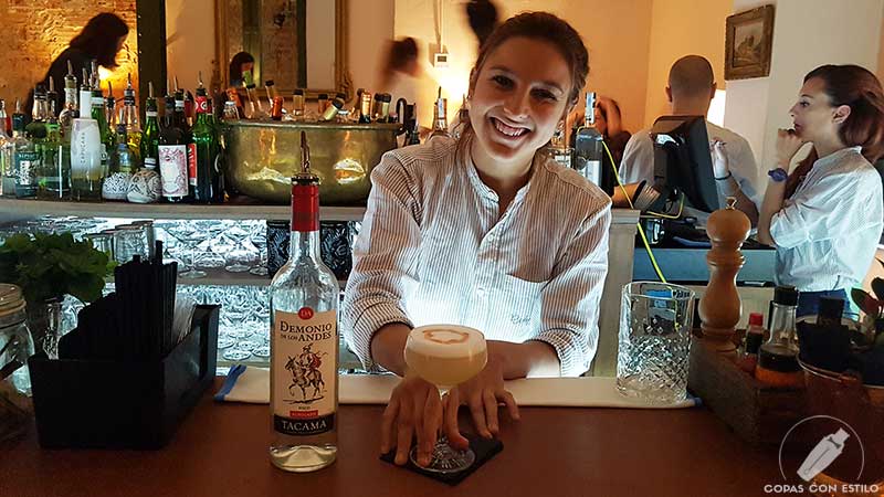 La barmaid Pamela Martins presentando su cóctel con pisco en coctelería La Rebotica de Ponzano (Madrid)