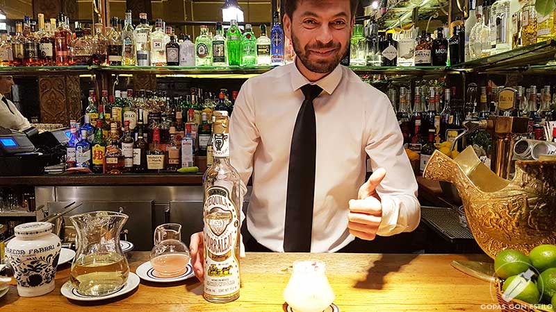 El bartender José María Contreras presentando su cóctel con tequila en la coctelería Bar Cock (Madrid)