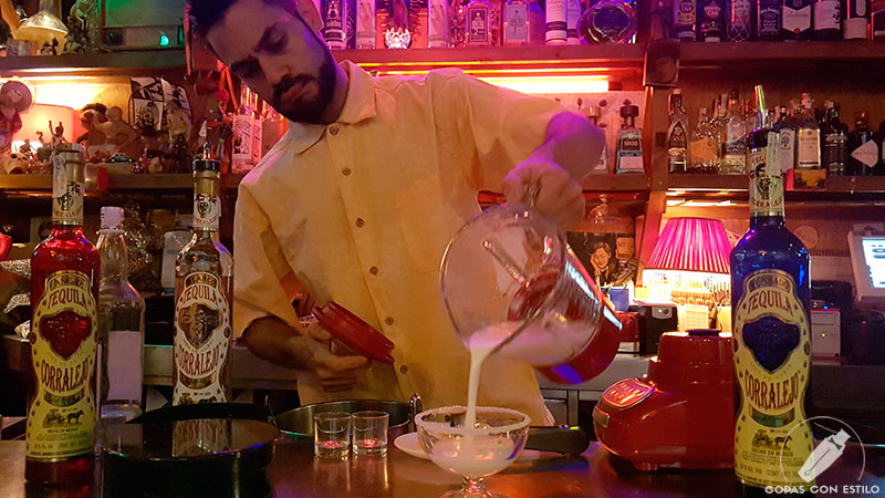 El bartender Enrique Guart preparando su cóctel Margarita La Catrina en coctelería la Catrina (Madrid),