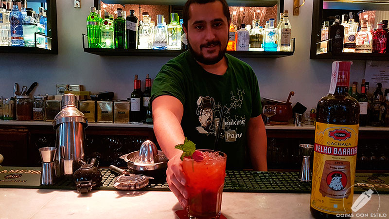El bartender Santiago Centurión presentando su cóctel con cachaça en la coctelería Cafeína Bar (Madrid)