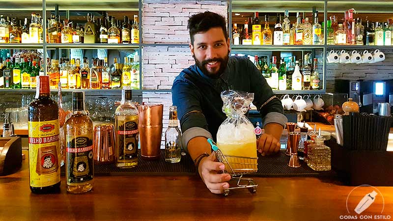 El bartender Fran Costa presentando su cóctel con cachaça en coctelería Rubaiyat (Madrid),