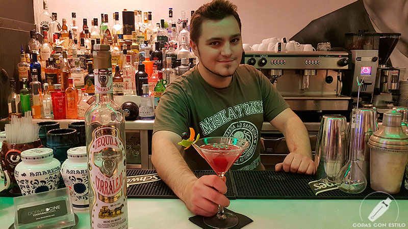 El bartender Diego Martín presentando su cóctel con tequila en la coctelería Dormirdcine (Madrid)