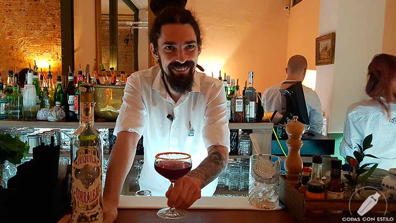 El bartender Fernando Gómez, de La Rebotica de Ponzano (Madrid), nos presenta su cóctel La Gran Manzana de Tijuana